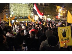 Mısır cuntası Paris'te protesto edildi