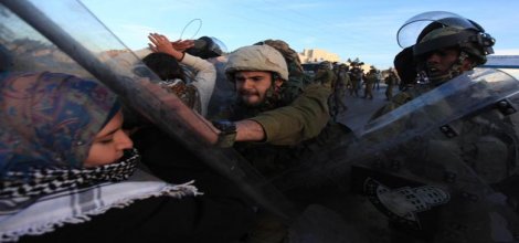 İsrailli yerleşimciler camiye saldırdı