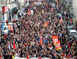 Fransa'da yüzbinlerce gösterici sokaklarda