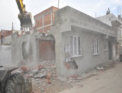 Bursa'da kaçak yapılar yıkılıyor