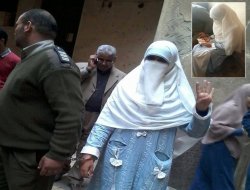 Mısır'da çantasında Rabia işareti olan kız gözaltına alındı