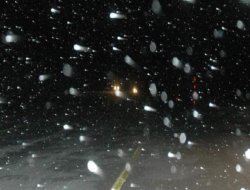 Van'da kar yağışı ve tipi ulaşımı vurdu