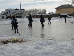Karlıova buz pistine döndü