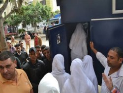 Mısır'da 14 kız öğrencinin temyiz duruşması başladı