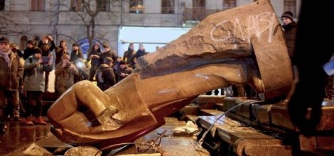 Ukrayna'da protestocular Lenin heykelini yıktı