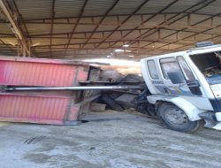 Viranşehir'de mısır yüklü kamyon devrildi