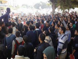 İskenderiye istihbarat binasının önünde gösteri