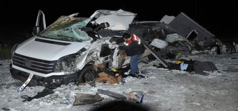 Öğretmen servisi TIR'la çarpıştı: 6 ölü, 8 yaralı