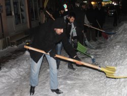 Vatandaşlar, Belediyeyi protesto amacıyla kar temizledi