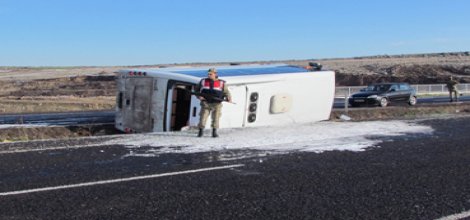 Öğrencileri taşıyan otobüs devrildi
