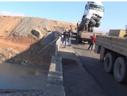 Dicle Nehri'ne TIR uçtu: Bir yaralı
