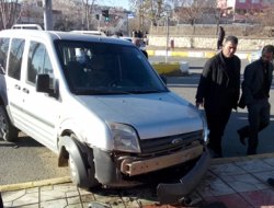 Aşırı hız kaza getirdi