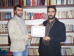 Fıkıh sınavını kazanan yarışmacı ödüllendirildi