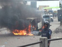 Bangladeş'te muhalefet yolları kapattı