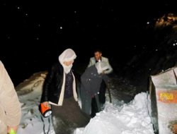 Köy yolu kapalı olduğu için cenazemizi defnedemiyoruz