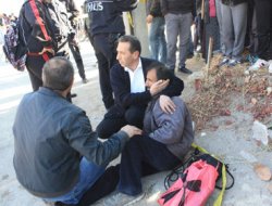 Karşıya geçen öğrenci otomobilin altında kaldı