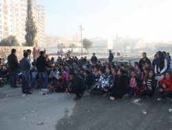 Kazada ölen arkadaşları için yol kapattılar