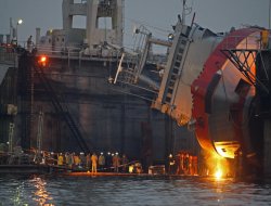 İzmir'de askeri gemi yan yattı: 10 ölü