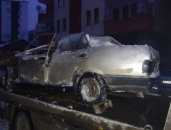 Çatılardan düşen karlar araçlara ciddi zarar verdi.