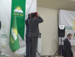 HÜDA-PAR adayları, Kur`an-ı öpüp hizmet için söz verdiler.