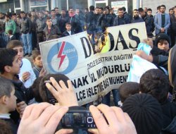 Elektrik kesintilerine isyan eden Cizreliler DEDAŞ'ı bastı