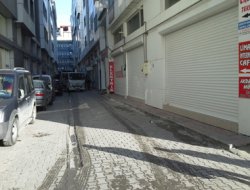 Elektrikler kesilince esnaf kepenk açamadı