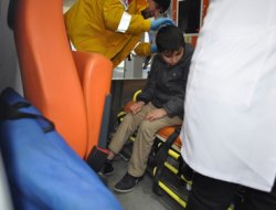 Yüksek gerilim hattı çocuğun üzerine düştü