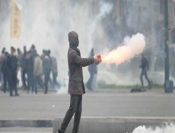 BDP'liler AK Parti ilçe binasına saldırdı