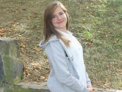 Yola savrulan genç kızın başı koptu