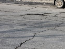 Diyarbakır'da yollar çöküyor