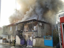 Denizli'de mahalleyi korkutan yangın