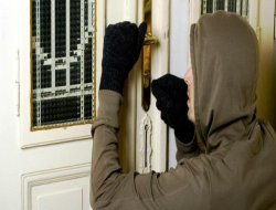 Almanya`da hırsızlar Camii soydu