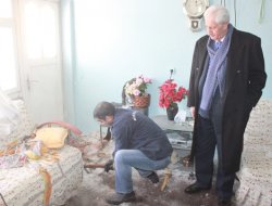 Su borusu patlayan ev buz pistine döndü