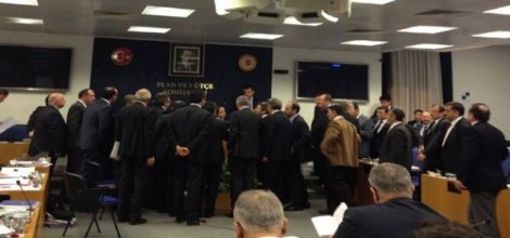 Meclis'te Yine Kavga Çıktı