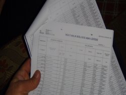 Çınarlılar muhtarlıklarda askıya çıkan seçmen bilgilerini kontrol ediyor