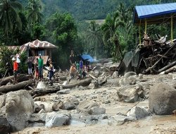 Filipinler`i sel vurdu 13 ölü