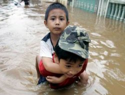 Endonezya`daki sellerde 13 ölü