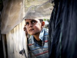 Yermuk`ta çocuklar çimen suyuyla besleniyor