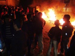 EDAŞ'a kızdılar ateş yakıp yolu kapattılar