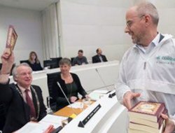 İslam Düşmanıydı, Şimdi Mecliste Kur'an Dağıtıyor