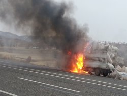 Saman Yüklü Kamyonet Seyir Halindeyken Alev Aldı