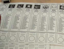 Engelliler, görevliler yardımıyla sandıklara getiriliyor