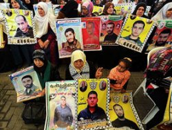 'Esirlerimiz Ölüyor Dünya Seyrediyor'