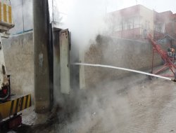 Çınar'da elektrik panosu bomba gibi patladı