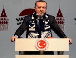 Kendi yazdıkları piyesi servis ettiler