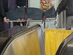 Başörtüsü, yürüyen merdivene sıkışan kadın boğularak öldü