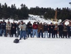 Kayak pistinin üzerinde namaz