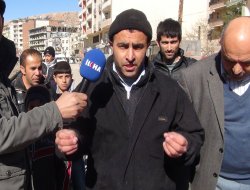 Silvan esnafı bozuk yol ve ışık sorunu için yol kapattı