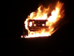 Çınar'da alev alan araç dakikalar içinde küle döndü