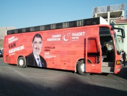 Van'da Saadet Partisi seçim otobüsüne saldırı
